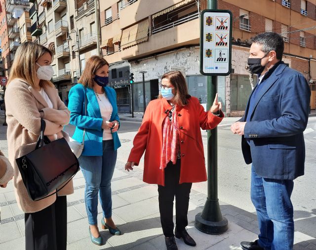 El Ayuntamiento adapta los pasos de peatones de Alcantarilla a personas con trastornos del espectro autista