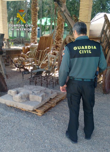 La Guardia Civil localiza un escudo heráldico del siglo XVIII declarado Bien de Interés Cultural