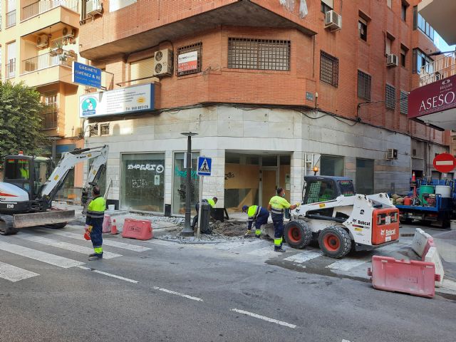 Comienzan las obras para mejorar la accesibilidad en los pasos de peatones de la Calle Mayor de Alcantarilla