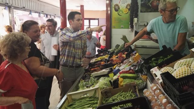 Teodoro García visita el mercado de abastos de Alcantarilla