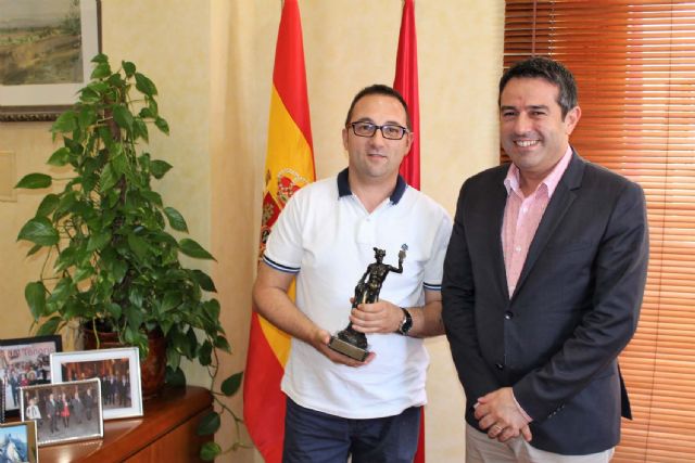 El alcalde felicitól al gerente de la tienda Blukids, de PAY2 Moda Infantil, por su reciente Premio Mercurio al Comercio