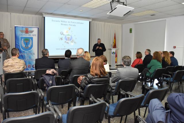 La Base Aérea de Alcantarilla recibe la visita de la Asamblea Regional de Murcia