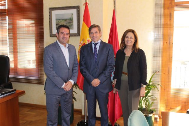 El alcalde de Alcantarilla, Joaquín Buendía, recibe en el Ayuntamiento, al nuevo director general de Hero España, Javier Uruñuela