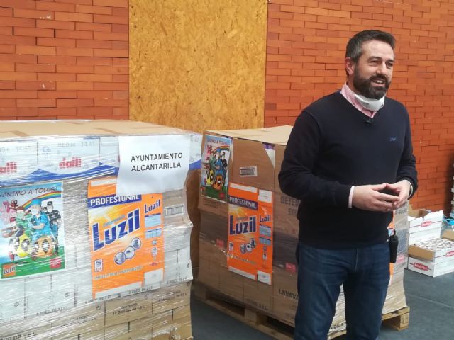El Ayuntamiento recibe siete toneladas de alimentos y productos de primera necesidad que dona entre las familias más necesitadas de Alcantarilla