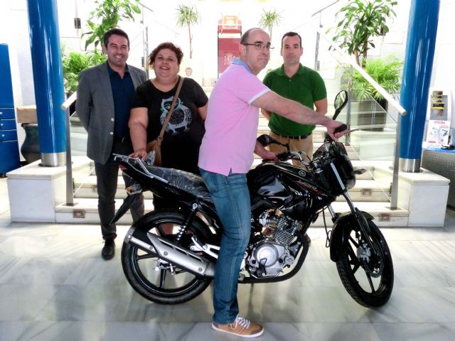 La Asociación de Comerciantes entrega la moto que sorteó, dentro de la campaña de 'Compra en el comercio local ….. y llévate esta moto', que han venido realizando en 47 comercios asociados
