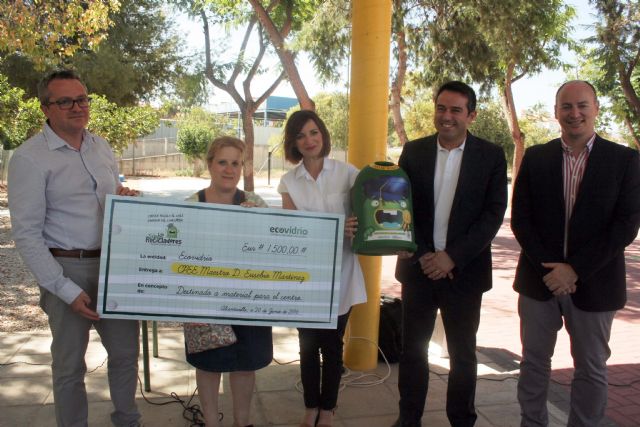 Ecovidrio hace entrega al Colegio de Educación Especial 'Eusebio Martínez', el premio como ganadores del concurso 'Aprende a reciclar vidrio en tu cole'