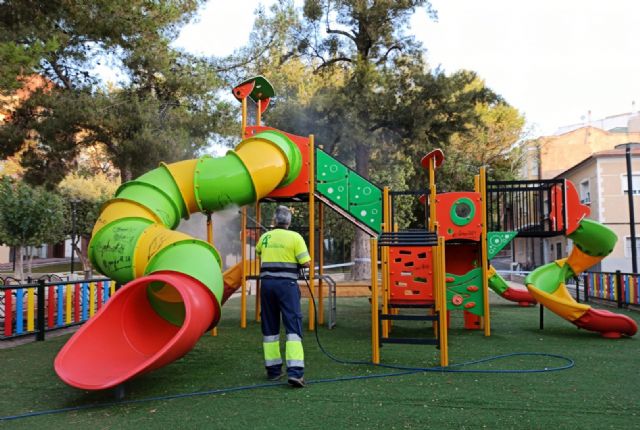 El Ayuntamiento desinfecta 24 zonas de juegos infantiles que se podrán utilizar a partir del lunes