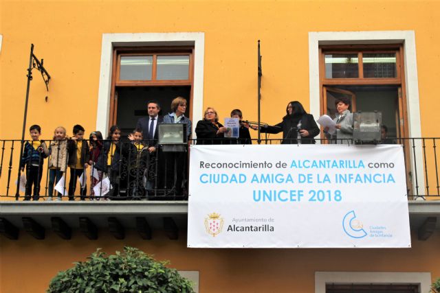 La lluvia no impide que Alcantarilla conmemore con los colegios y los alumnos de 5 años el 20N  Día Universal del Niñ@