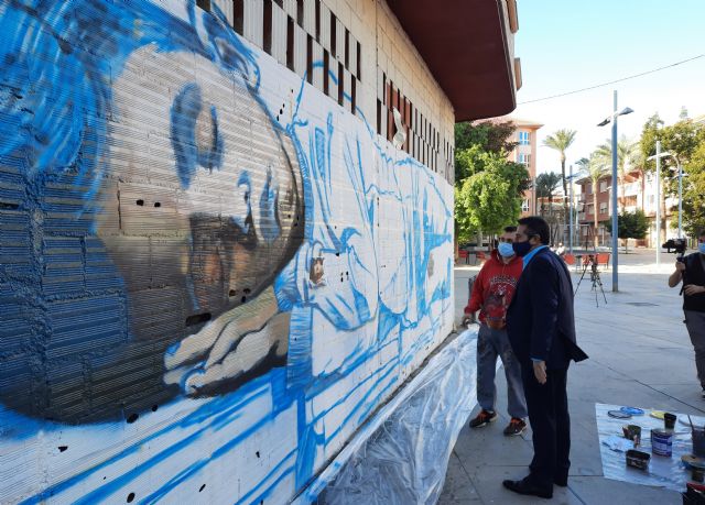 Diez artistas del graffitti decoran calles y plazas de Alcantarilla para celebrar el Día Universal del Niño