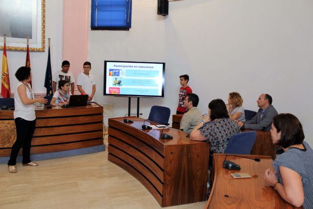 Los alumnos de cuarto de la ESO del IES Sanje presentan al alcalde el trabajo realizado 'Por un Centro Educativo Sin Barreras'