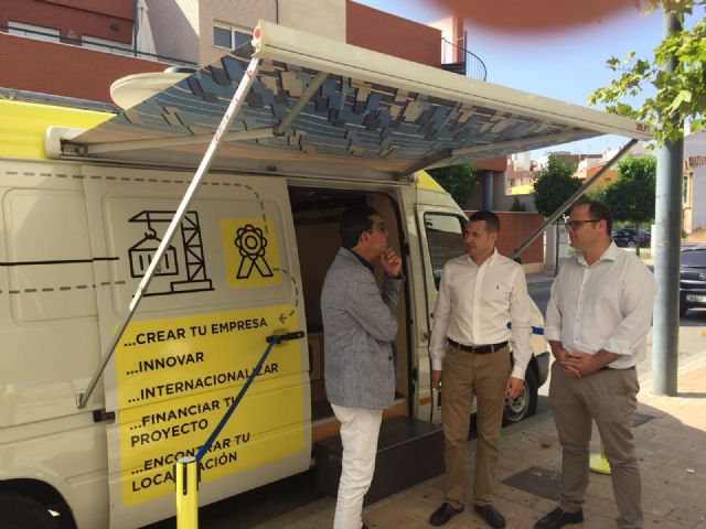 Hoy hemos contado en Alcantarilla con el servicio del INFOmóvil del Instituto de Fomento de la Región de Murcia