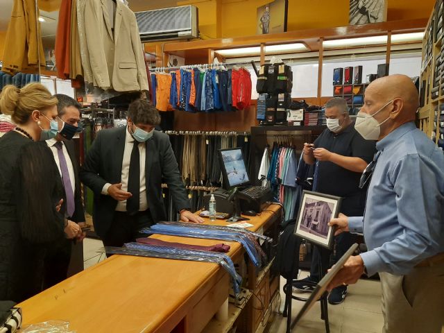 El presidente de la Región apoya la iniciativa solidaria de la cadena de regalos de Alcantarilla