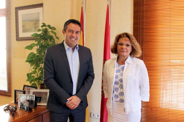 La directora general de Comercio y Protección del Consumidor , se reúne con el alcalde de Alcantarilla