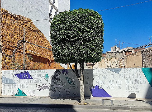 Un mural en Alcantarilla presenta versos y modelaje del artista musical José Daniel Martínez