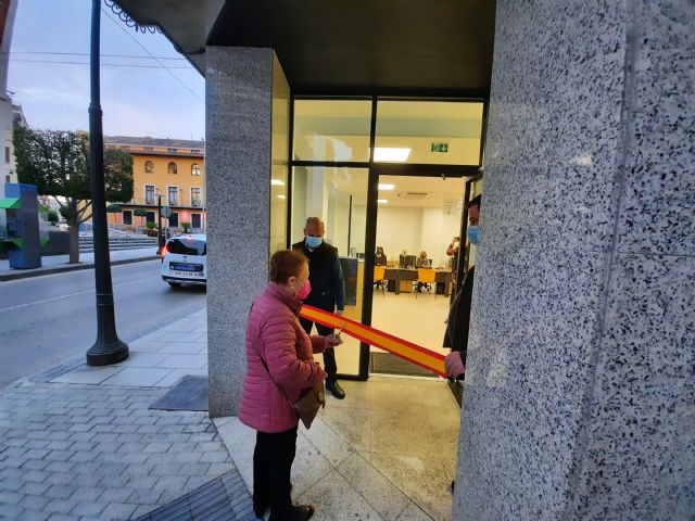 María Rosario es hoy la primera vecina en acceder a la nueva Oficina de Atención Ciudadana del Ayuntamiento