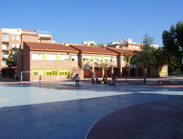 Abiertas las pistas polideportivas de los centros educativos de Alcantarilla para que los vecinos practiquen deporte