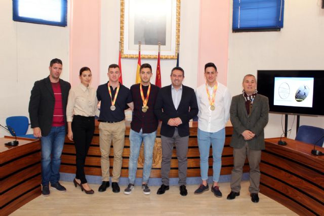 El alcalde de Alcantarilla recibe en el Ayuntamiento a los tres atletas del Nutribán Sociedad Atlética