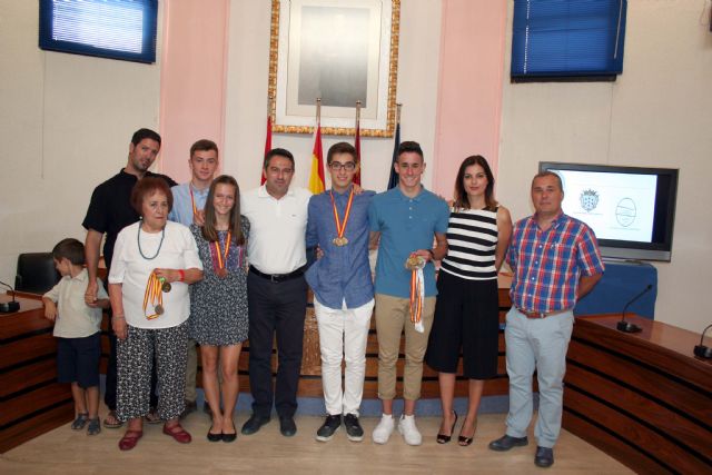 El alcalde recibe en el Ayuntamiento a los últimos campeones del Nutribán Sociedad Atlética Alcantarilla