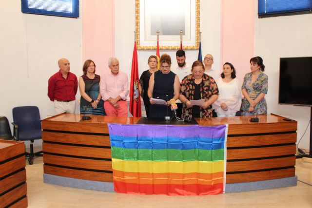 El Ayuntamiento de Alcantarilla se une al resto de los ayuntamientos, con la lectura de la Declaración Institucional para conmemorar el Día Internacional del Orgullo LGTBIQ