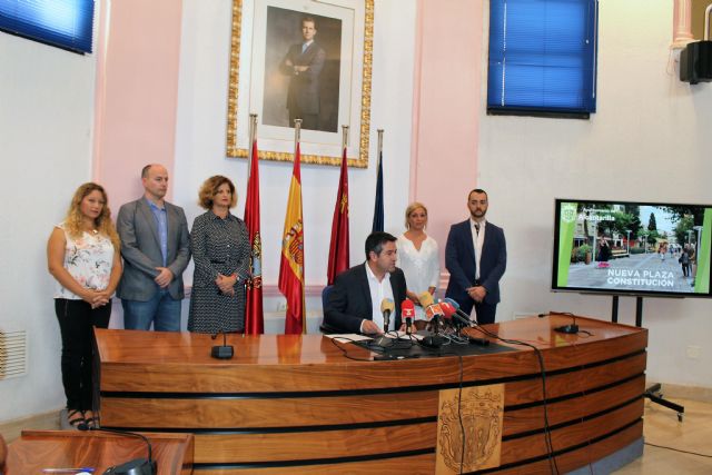 El alcalde comparece en rueda de prensa para aclarar la situación del contrato de conserjes de colegios públicos en Alcantarilla
