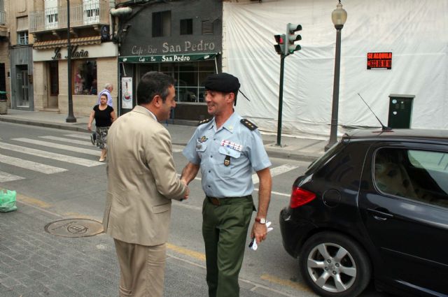 El alcalde de Alcantarilla recibe al coronel jefe del recientemente constituido Regimiento de Infantería 'Zaragoza' n°5 Paracaidista
