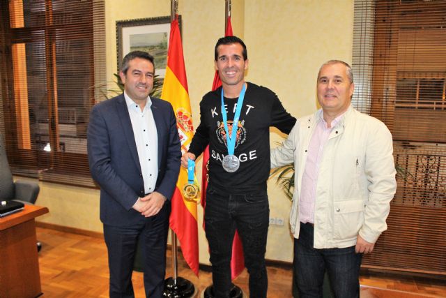 El alcalde felicita al deportista alcantarillero Christian Méndez, que ha llevado a la Selección Femenina de Fútbol  Playa a ganar el Mundial de Doha