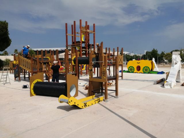 Comienzan a instalar en el parque del Acueducto el castillo de juegos infantiles más alto de la Región