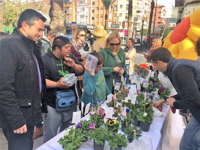 Del huerto a la plaza. Los alumnos del Colegio de Educación Especial 'Eusebio Martínez' ofrecen las plantas que han criado en un mercadillo en la calle Mayor