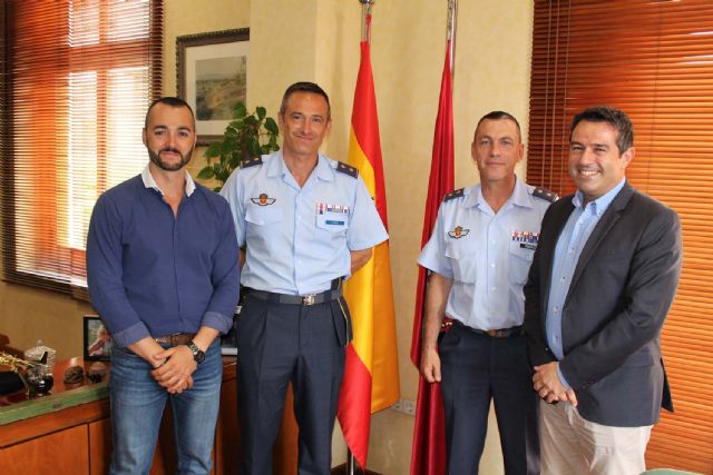 El alcalde recibe en su despedida como Jefe del Escuadrón de Zapadores Paracaidistas del Ejército del Aire, al Teniente Coronel González, y ha presentado a su relevo el Teniente Coronel Casas